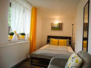 莱斯诺夫Casa JOY的一间卧室配有一张带黄色枕头的床和一扇窗户