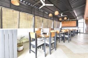 乌代浦White Town By Ashoka Group的用餐室设有桌椅和窗户。