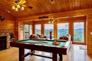 赛维尔维尔Panorama Mountain View Cabin, Less than 10 miles from Gatlinburg and Dollywood, Dog Friendly, 6 Bedrooms Sleeps 17, Fire Pit, HotTub, Washer Dryer, Fully loaded Kitchen, GameRoom with a TV, Pool Table, Arcade, Air Hockey, and Foosball的小屋内带台球桌的客厅