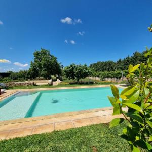 乌真托Villa CICIA的蓝色天空的院子中的游泳池