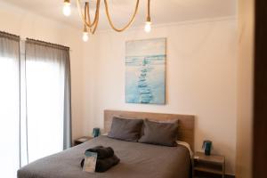 巴勒尔冲浪小屋旅馆的卧室配有一张床,墙上挂有绘画作品