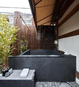 首尔Luxury hanok with private bathtub - SN11的一间带浴缸的浴室