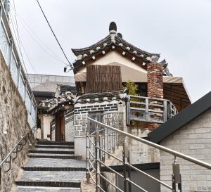 首尔Luxury hanok with private bathtub - SN11的房屋设有楼梯,通往