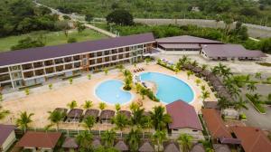 BugallonRiver Palm Hotel and Resort powered by Cocotel的享有度假村的空中景致,设有2个游泳池