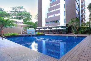 雅加达旁多克英达瑞士贝尔酒店国际的一座建筑物中央的游泳池