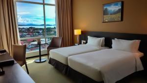 哥打京那巴鲁哥打京那巴鲁婆罗洲酒店&机场酒店的酒店客房设有两张床和窗户。