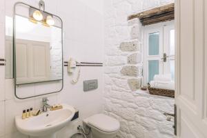 阿拉恰特Panjur Alaçatı的白色的浴室设有水槽和镜子