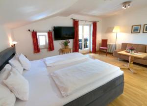 施利尔塞特洛法尔酒店的一间带白色大床的卧室和一间客厅