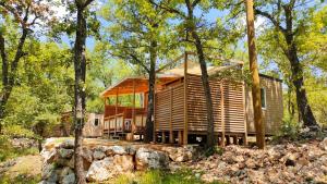博迪昂Camping Rives du Lac de Sainte Croix的树林里的木小屋