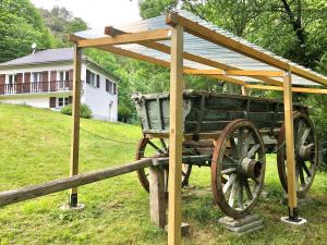 加瓦尔尼Gavarent的一块木车在田野上展示