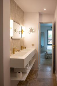 圣特罗佩Lou Cagnard的一间带水槽和镜子的浴室