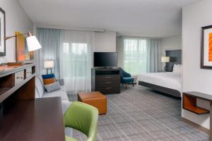 迈阿密住桥套房酒店迈阿密多拉区的酒店客房设有床和客厅。