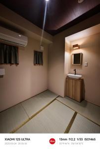 名古屋2023年6月開業 サカエ ゲストハウス的一间带水槽和镜子的浴室