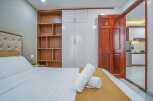 胡志明市Spring Hill Apartment -The High Class的一间卧室配有一张床,上面有两条毛巾