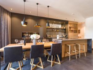 蒂罗尔-基希贝格Mountain Chalet Kirchberg by Apartment Managers的厨房配有大型木桌和椅子