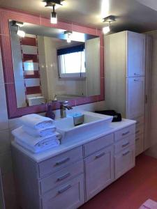 普拉奇里奥Villa Casa Chrissy的一间带水槽和大镜子的浴室