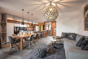 蒂罗尔-基希贝格Mountain Chalet Kirchberg by Apartment Managers的客厅以及带沙发和桌子的厨房。