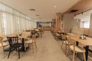 阳光海滩PERLA All Inclusive Suneo的配有木桌和椅子的餐厅