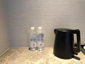 佛山佛山万豪酒店的咖啡壶旁的两瓶水
