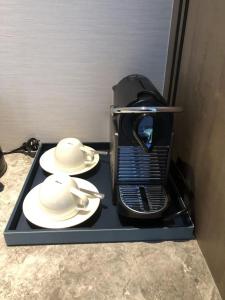 佛山佛山万豪酒店的一台咖啡机,托盘上放有两道白菜