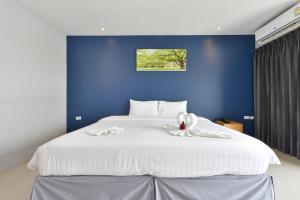 Ban Khlong Bang PingVST Residence -SHA PLUS Certified的一间卧室配有一张白色大床和蓝色的墙壁