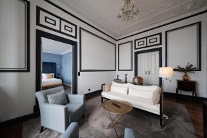 里斯本Torel Palace Lisbon的客厅配有白色的沙发和椅子
