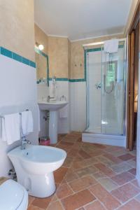 法诺Locanda di Montegiove的浴室配有卫生间、盥洗盆和淋浴。