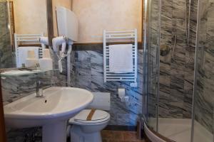 法诺Locanda di Montegiove的一间带水槽、卫生间和淋浴的浴室