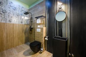 斯普利特Via Mare Luxury Rooms的带淋浴、卫生间和镜子的浴室