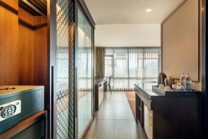 曼谷曼谷M2酒店的厨房配有水槽和炉灶