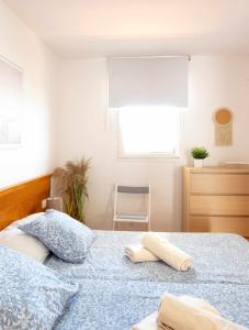 梅罗那瑞斯Apartamento Maypa 5 Mar的一间卧室配有一张床,上面有两条毛巾