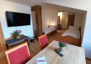 施利尔塞特洛法尔酒店的酒店客房设有餐桌和一间卧室。