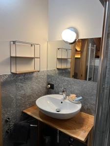 平佐洛B&B Casa il sasso的一间带水槽和镜子的浴室