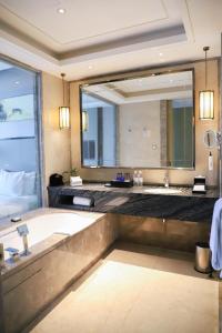 南昌南昌万达嘉华酒店的一间带两个盥洗盆和大镜子的浴室