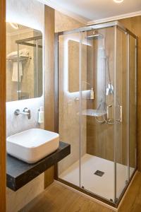 勒姆尼库瑟拉特Hotel Eden的一间带水槽和淋浴的浴室