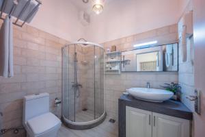 努沃勒埃利耶Floating Mountain Villa的带淋浴、盥洗盆和卫生间的浴室
