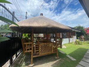 莫阿尔博阿Dolce Vita Resort的小屋配有椅子和草伞