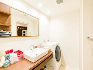 萩市Rakuten STAY HOUSE x WILL STYLE Hagi Nishitamachi的一间带水槽和洗衣机的浴室