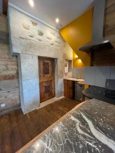 LathuilleLe refuge de Chaparon的一间铺有木地板并配有炉灶的大厨房