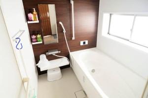 Agarii名護ビーチハウス的浴室配有白色卫生间和盥洗盆。