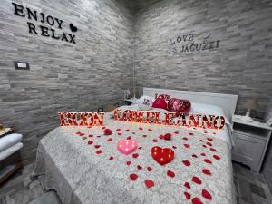 斯卡法蒂Il FAUNO - Suite & SPA的一间卧室,配有一张红色的床