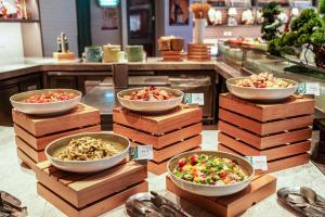 上海上海斯格威铂尔曼大酒店的商店里的食物碗的展示