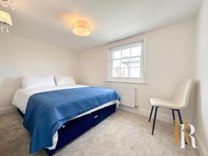 哈里奇Fisherman's Cottage - Harwich Breaks - BRAND NEW - long stays available great prices - get in touch for all bookings - cottage in harwich - beach stay的卧室配有床、椅子和窗户。