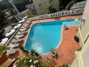 塞勒里古Hotel Arcobaleno的享有酒店住宿游泳池的顶部景致