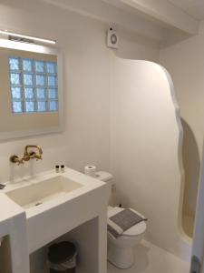NikiáOniropagida Nisyros apartment #1的白色的浴室设有水槽和卫生间。