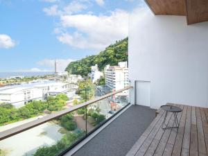 热海Rakuten STAY Atami的市景阳台