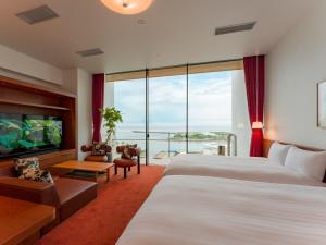 热海Rakuten STAY Atami的酒店客房设有两张床和一台平面电视。