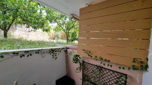 拉米亚Stylish studio - Your private place in Lamia的建筑一侧的木栅栏