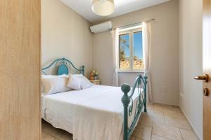 卡萨拉诺Tenuta Gianfredi by BarbarHouse的一间卧室设有一张床和一个窗口