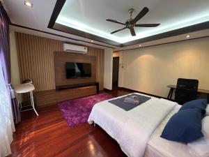 普特拉贾亚Mawar Singgah的一间卧室配有一张床和吊扇